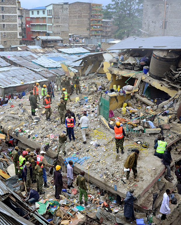 Rescue workers search for residents feared trapped in the rubble of a six-storey building that collapsed after days of heavy rain, in Nairobi, Kenya April 30, 2016. REUTERS/Harman Kariuki FOR EDITORIAL USE ONLY. NO RESALES. NO ARCHIVES ORG XMIT: RUS08