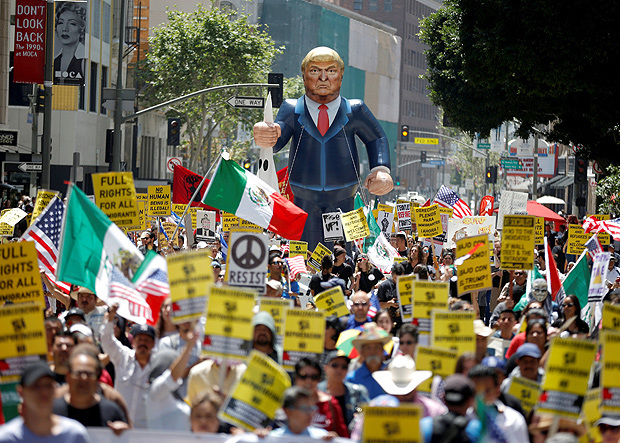People march with an inflatable effigy of Republican presidential candidate Donald Trump during an immigrant rights May Day rally in Los Angeles, California, U.S., May 1, 2016. REUTERS/Lucy Nicholson ORG XMIT: LUC01