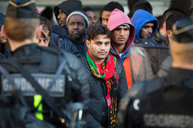 Polícia retira imigrantes de acampamento próximo a estação de metrô em Paris 