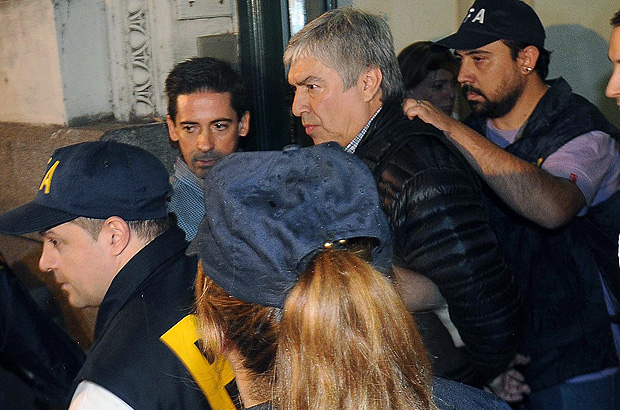 Photo released by Telam of Argentinian businessman Lazaro Baez (C) as he is escorted upon his arrest in Buenos Aires on April 5, 2016. Baez, close to former Argentinian President (2007-2015) Cristina Fernandez, is accused of money laundering during her and her husband former Argentinian President (2003-2007) Nestor Kirchner's terms. / AFP PHOTO / Noticias Argentinas / Raul Ferrari / RESTRICTED TO EDITORIAL USE - MANDATORY CREDIT 