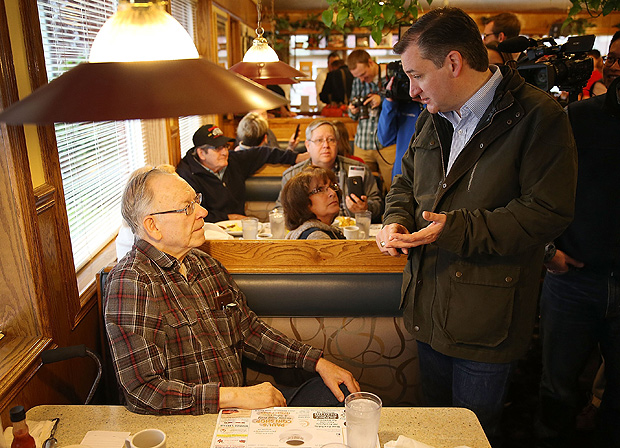 O senador republicano pelo Texas Ted Cruz faz campanha em um café de Osceola, em Indiana