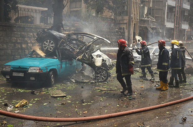 Equipes de resgate avaliam local de atentado em hospital de Aleppo, na Sria