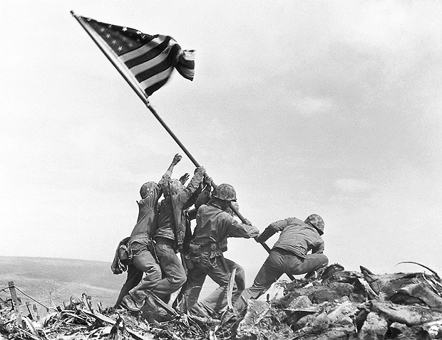 A foto histrica de soldados erguendo a bandeira dos EUA na batalha de Iwo Jima, no Japo, em 1945
