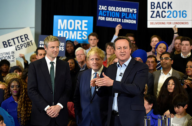 O ex-prefeito de Londres Boris Johnson (centro), com o primeiro-ministro Cameron ( dir.) e o candidato do Partido Conservador a prefeito da capital, Zac Goldsmith