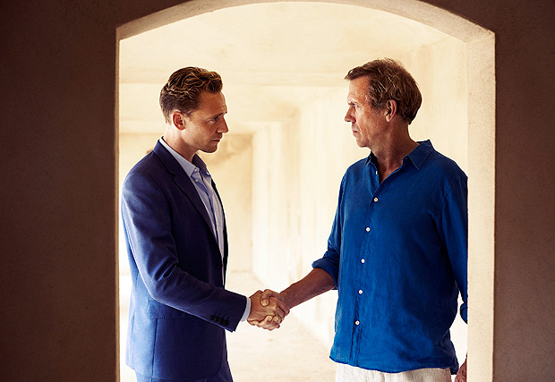 Os atores Tom Hiddleston e Hugh Laurie em cena de 