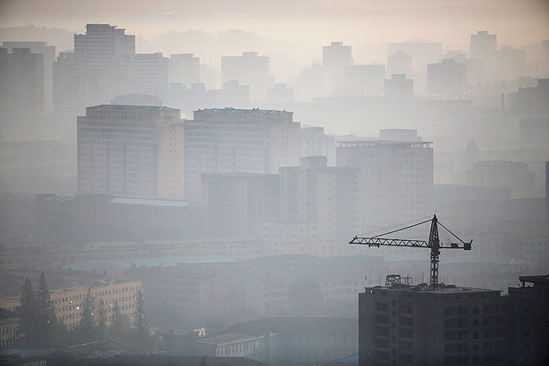 A construction crane is seen on the tall building as morning fog blankets Pyongyang, North Korea May 5, 2016. REUTERS/Damir Sagolj ORG XMIT: DSP05