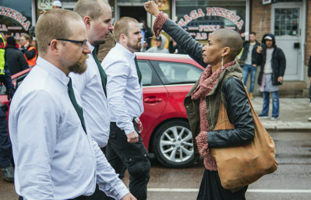 Maria-Teresa Tess Asplund enfrente grupo neonazista em cidade no interior da Sucia