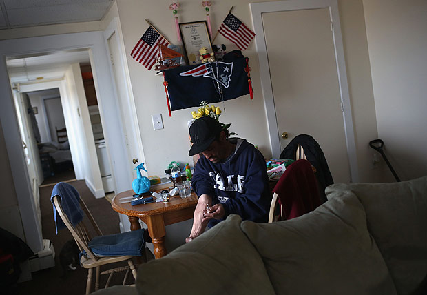Dependente qumico injeta herona em sua casa, em New London, Connecticut, Estados Unidos