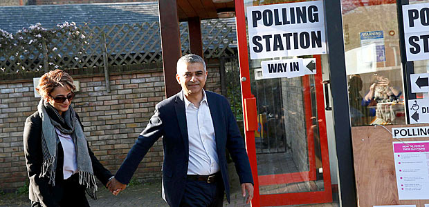 O novo prefeito de Londres, Sadiq Khan, logo aps votar nas eleies da capital inglesa