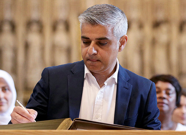 Sadiq Khan assina documento durante cerimnia de posse como prefeito de Londres