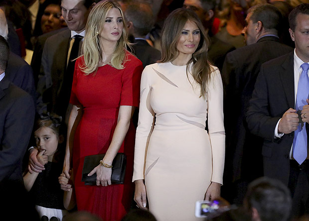 Ivanka (de vermelho) e Melania Trump durante evento da campanha nos EUA