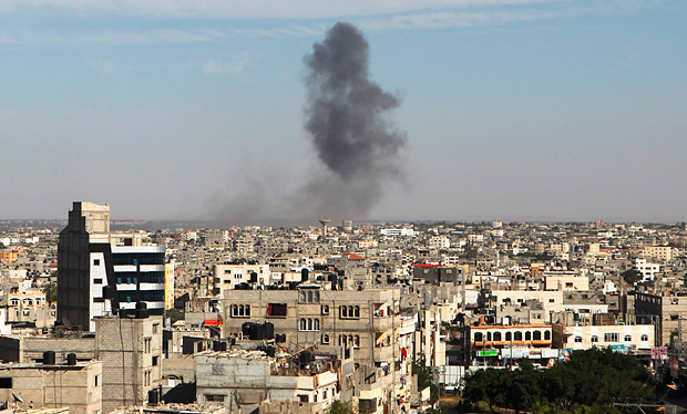 Smoke rises following an Israeli air strike in Rafah, in the southern Gaza Strip, on May 5, 2016. Israeli warplanes struck four new Hamas positions in the southern Gaza Strip, as a flare-up continued to threaten a 2014 ceasefire agreement. / AFP PHOTO / SAID KHATIB ORG XMIT: SK1813