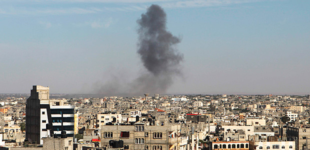 Smoke rises following an Israeli air strike in Rafah, in the southern Gaza Strip, on May 5, 2016. Israeli warplanes struck four new Hamas positions in the southern Gaza Strip, as a flare-up continued to threaten a 2014 ceasefire agreement. / AFP PHOTO / SAID KHATIB ORG XMIT: SK1813