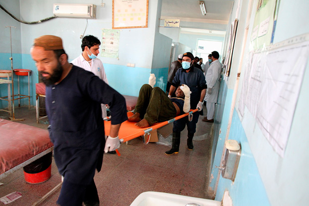 (160508) -- GHAZNI, May 8, 2016 (Xinhua) -- People transfer an injured man to a hospital after a traffic accident in Ghazni province, eastern Afghanistan, May 8, 2016. Some 14 people were killed and 72 others wounded in a three-vehicle collision in Afghanistan's eastern province of Ghazni on Sunday, police said. (Xinhua/Sayed Mominzadah) (zjy)