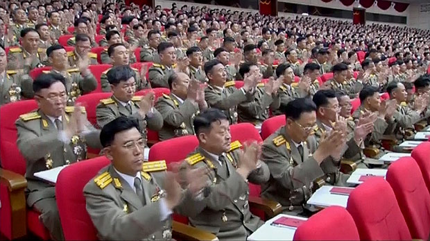 Oficiais militares aplaudem o lder Kim Jong-un no congresso do Partido dos Trabalhadores