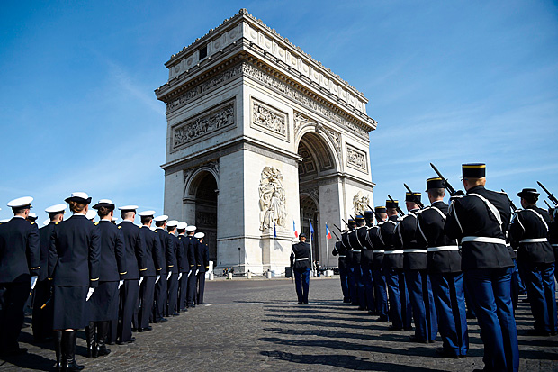 TOPSHOT - Soldiers pay their respects in front of the Arc de Triomphe during a ceremony marking the 71st anniversary of the victory over Nazi Germany during World War II on May 8, 2016 in Paris. AFP PHOTO / LIONEL BONAVENTURE / AFP PHOTO / POOL / LIONEL BONAVENTURE ORG XMIT: PRX126