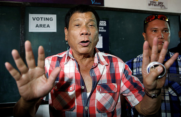 Presidential candidate Rodrigo "Digong" Duterte talks to the media before casting his vote at a polling precinct for national elections at Daniel Aguinaldo National High School in Davao city in southern Philippines, May 9, 2016. REUTERS/Erik De Castro TPX IMAGES OF THE DAY ORG XMIT: EDC801