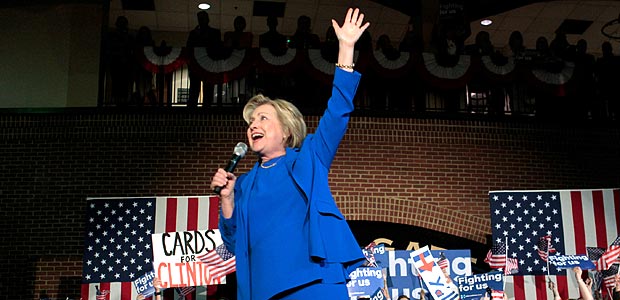 Hillary Clinton sada a plateia durante um comcio em Louisville, no Estado americano do Kentucky