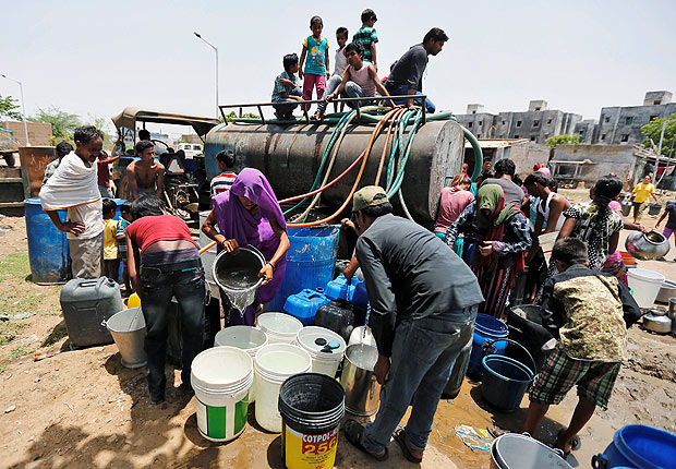 Populao de cidade indiana coletam gua de caminho-pipa por conta da seca