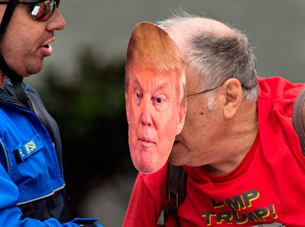 Manifestante contrrio ao candidato virtual republicano Donald Trump em Washington