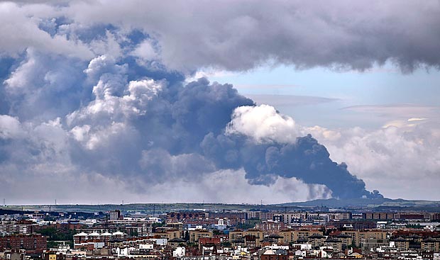 Foto tirada da catedral de Almudena, em Madri, mostra nuvem txica provocada por incndio