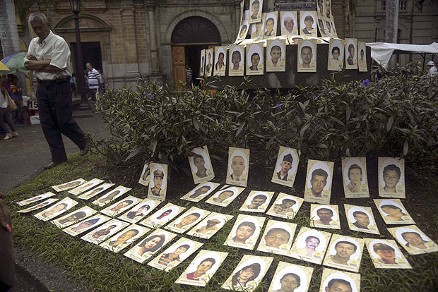 Vtimas do conflito armado colocam fotos de civis e militares mortos em uma praa de Medelln