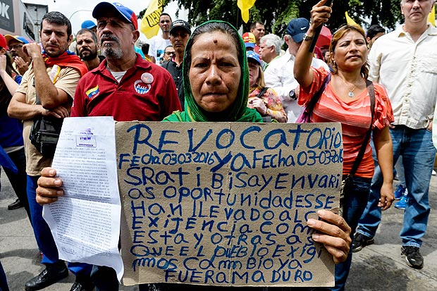 Opositores ao presidente Nicols Maduro protestam pela realizao do referendo revogatrio em Caracas
