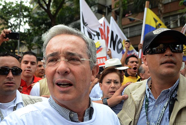 O senador e ex-presidente lvaro Uribe participa de um protesto contra Juan Manuel Santos em Medelln