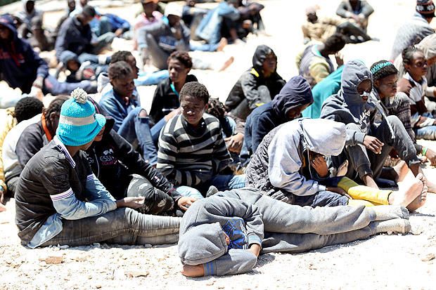 Imigrantes e refugiados que tentavam chegar à Europa são presos em Trípoli, na Líbia, nesta segunda