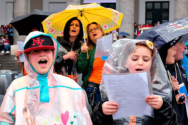 Crianas cantam em praa de Npoles, em abril; ministra italiana quer ampliar 'Bolsa Famlia' no pas