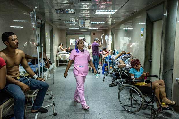 Pacientes aguardam atendimento no pronto socorro do hospital Luis Razetti, em Puerto la Cruz, Venezuela