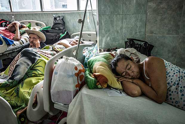 Sem leitos disponíveis, pacientes se acumulam em corredores de hospital público em Merida, Venezuela 