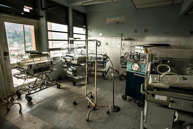 Incubadoras quebradas na maternidade do hospital Luis Razetti, em Puerto la Cruz, Venezuela