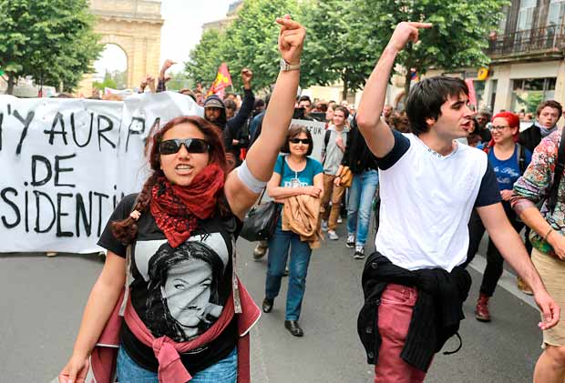 People gesture and shout slogans during a demonstration after the French government used the constitution's Article 49,3 to bypass parliament and force through a controversial labour reform bill, on May 17, 2016, in Bordeaux. French President Francois Hollande said on May 17 the battle against unemployment was not yet won as he vowed to stick with his controversial attempts to reform the labour market. The reforms have sparked two months of street protests and led to an unsuccessful attempt to bring down the government. / AFP PHOTO / NICOLAS TUCAT ORG XMIT: NT1363