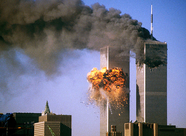 Torres do World Trade Center, em Nova York, em chamas aps ataques de 11 de setembro de 2001