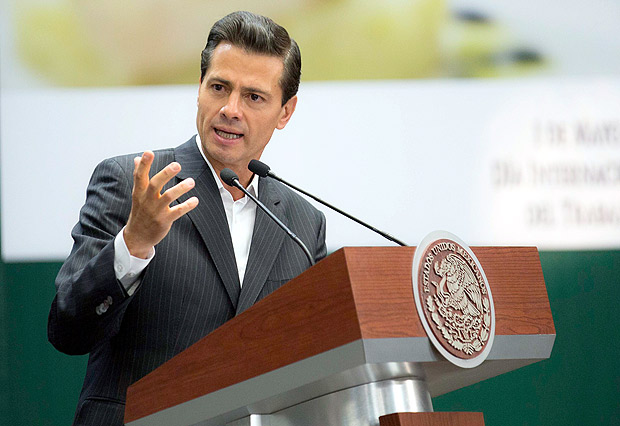 O presidente do México, Enrique Peña Nieto, discursa no Dia do Trabalho na sede do governo do país