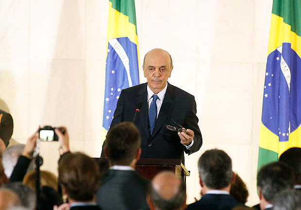 O novo ministro das Relações Exteriores, José Serra, discursa após assumir