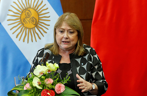 A chanceler da Argentina, Susana Malcorra, fala durante encontro na China, em maio