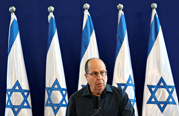 Moshe Yaalon anuncia sua renncia do cargo de ministro da Defesa de Israel, em Tel Aviv