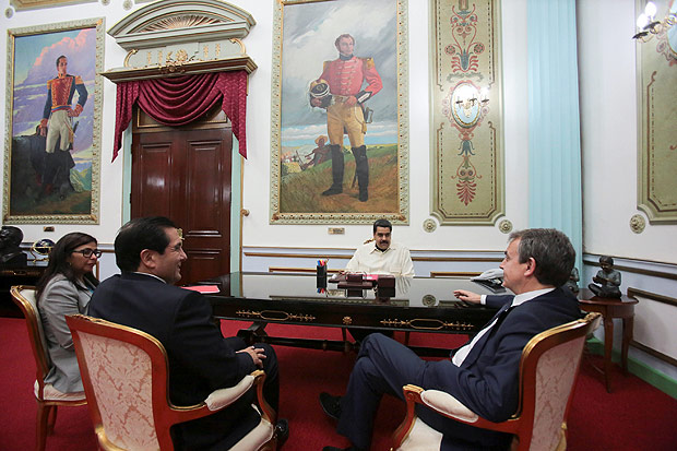 O presidente venezuelano, Nicols Maduro, durante encontro com o ex-premi espanhol Luis Rodriguez Zapatero, o ex-presidente do Panam, Martin Torrijos e a chanceler venezuelana Delcy Rodriguez 