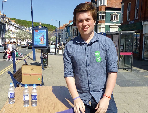 O estudante James Clegg, 21, faz campanha pela permanncia na UE em Aberystwyth