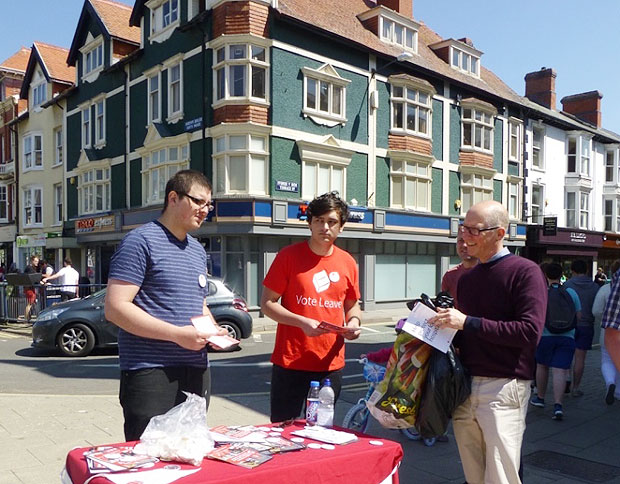 Eleitores pr-'Brexit' fazem campanha nas ruas de Aberystwyth