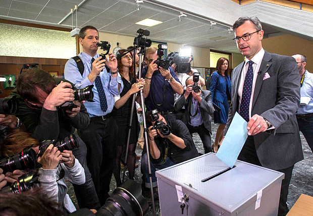 Austrian Freedom Party (FPOe) candidate Norbert Hofer drops his ballot during the second round of Austrian President elections on May 22, 2016 in Pinkafeld some 100km south from Vienna. Austrians began voting in a key presidential runoff which could usher in the European Union's first extreme right-wing leader amid the continent's worst migrant crisis since World War II. The vote pits 45-year-old Norbert Hofer of the anti-immigration Freedom Party (FPOe) against the Green-backed economics professor Alexander van der Bellen, 72. / AFP PHOTO / APA / ERWIN SCHERIAU / Austria OUT ORG XMIT: apa:20160522-29896432-1