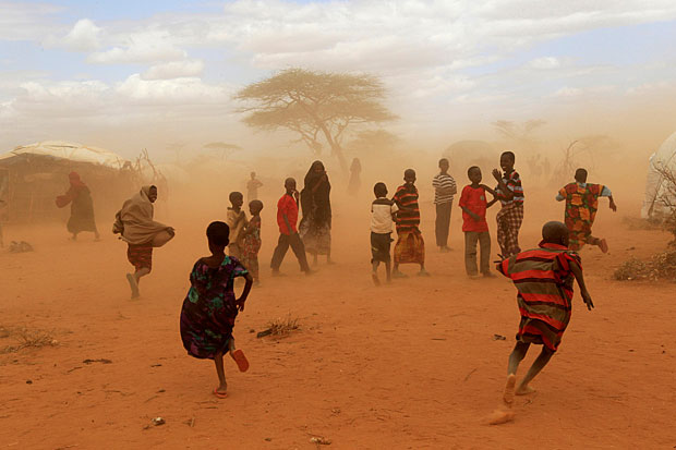 Refugiados fogem de nuvem de poeira no campo de Dadaab, na fronteira do Quênia com a Somália