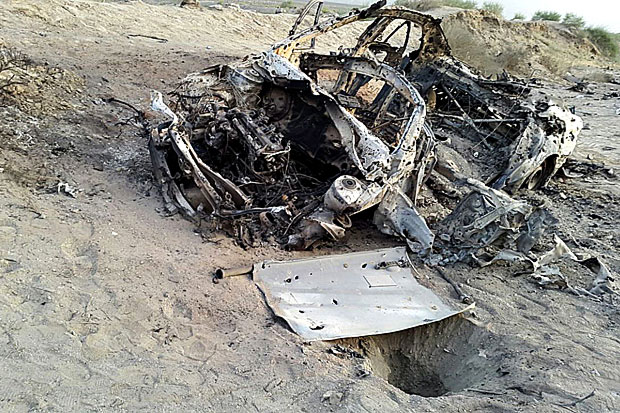 Foto tirada com celular mostra suposto carro em que estaria Akhtar Mansour e que foi alvo de bombardeio