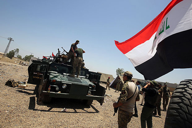 Foras iraquianas se renem nas imediaes da cidade de Fallujah antes de ofensiva contra EI