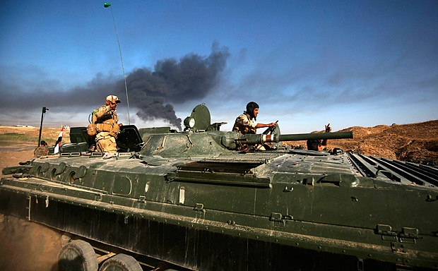Foras pr-governo avanam pela periferia da cidade de Fallujah, no Iraque, em operao contra o EI