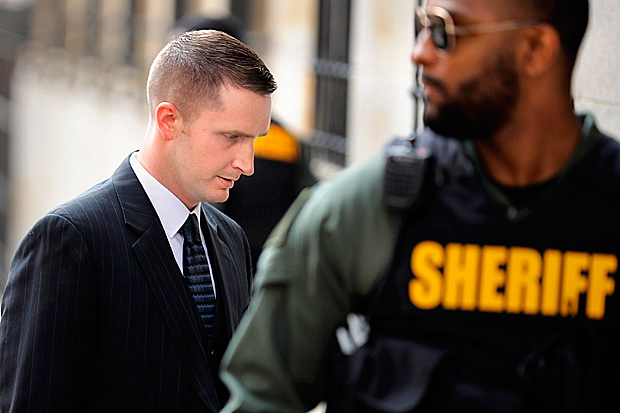 Policial de Baltimore Edward Nero (esq.) chega para corte para ouvir veredicto no caso Freddie Gray
