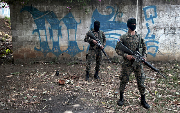 Soldiers stand near graffiti associated with the Mara Salvatrucha gang in El Rosal neighborhood in Quezaltepeque, El Salvador April 4, 2016. According to police, army soldiers and police officers erased gang related graffiti as part of their strategy to regain control of the area around Quezaltepeque Jail from gangs and to curb violence in the country. REUTERS/Jose Cabezas ORG XMIT: JAC007
