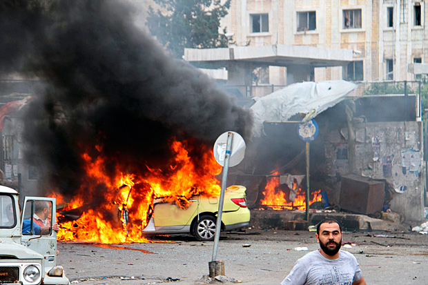 Foto da agncia de notcias estatal Sana mostra carro incendiado em atentado em Tartus, na Sria